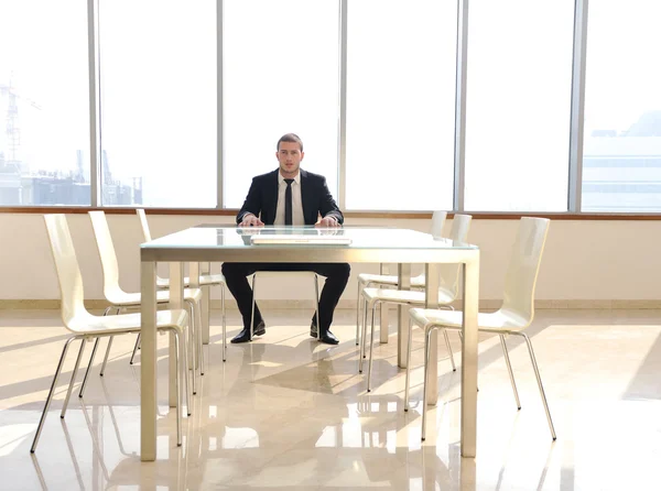 Junger Geschäftsmann allein im Konferenzraum — Stockfoto