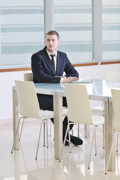 Młody biznes człowiek sam w sali konferencyjnej — Zdjęcie stockowe