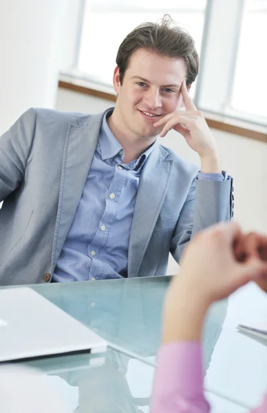 Jonge zakenman alleen in vergaderruimte — Stockfoto
