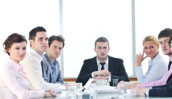Unternehmensgruppe bei Treffen — Stockfoto