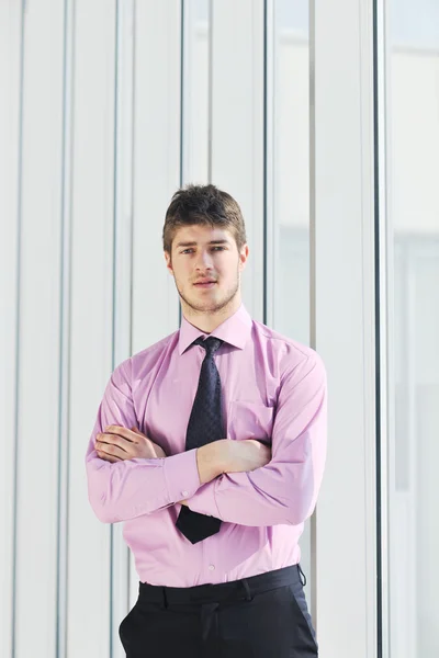 Młody biznes człowiek sam w sali konferencyjnej — Zdjęcie stockowe