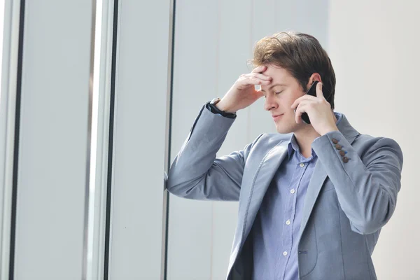 Jonge zakenman praten door cellphone — Stockfoto
