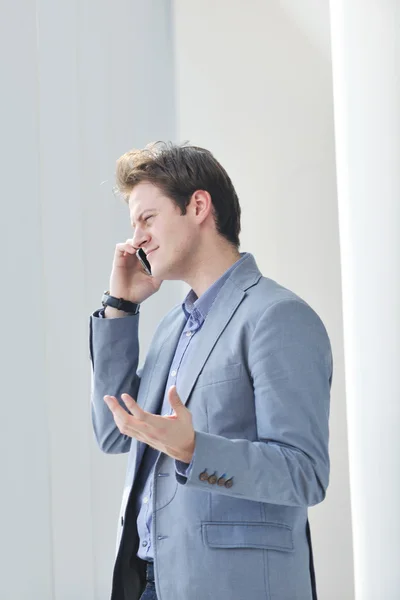 Jeune homme d'affaires parler par téléphone portable — Photo