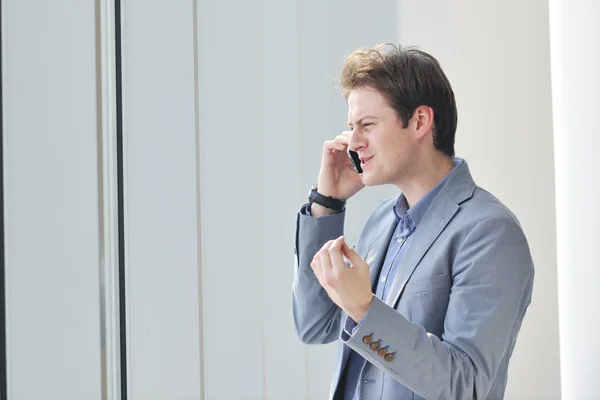 Joven hombre de negocios hablar por teléfono celular —  Fotos de Stock