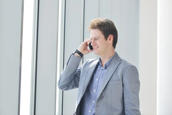 Jeune homme d'affaires parler par téléphone portable — Photo