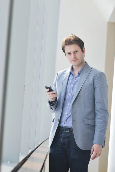 Молодой бизнесмен разговаривает по телефону — стоковое фото