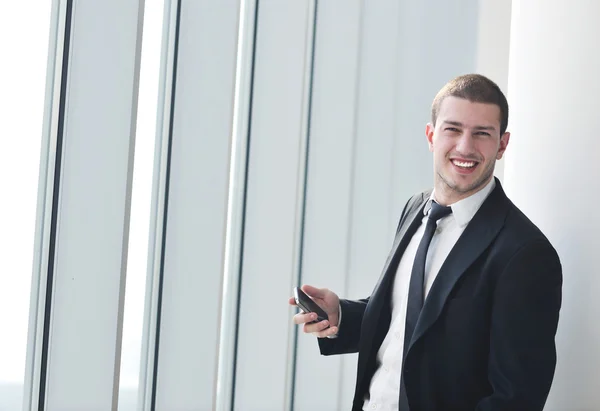 Молодий бізнесмен розмовляє по мобільному телефону — стокове фото