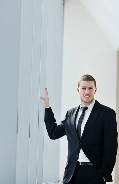 Mladý podnikatel sám v konferenční místnosti — Stock fotografie