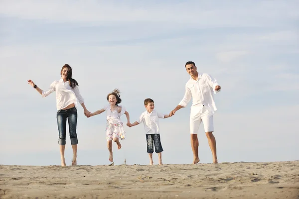 Feliz familia joven divertirse en la playa —  Fotos de Stock