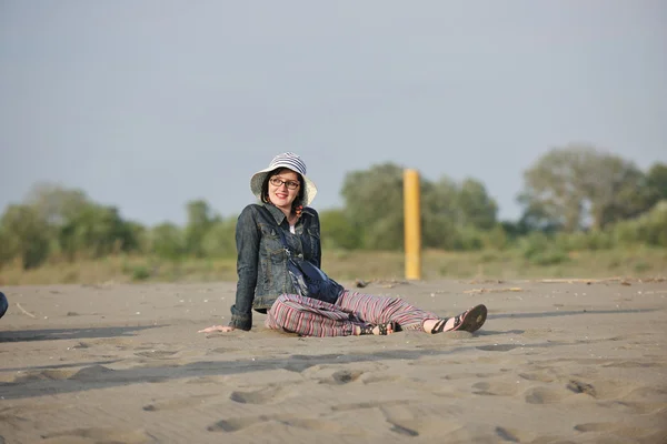 在海滩上快乐的年轻女人 — 图库照片