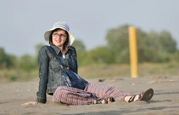 หญิงสาวที่มีความสุขบนชายหาด — ภาพถ่ายสต็อก