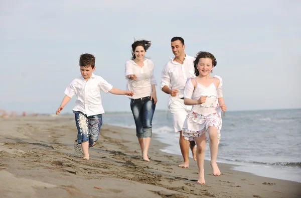 Ευτυχισμένη οικογένεια, καλή διασκέδαση στην παραλία. — Φωτογραφία Αρχείου