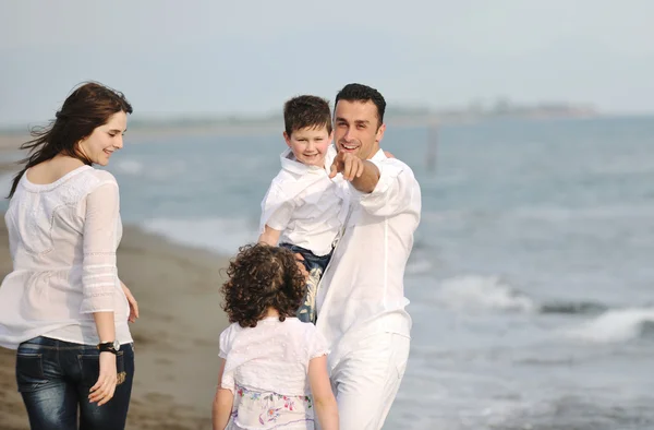 ครอบครัวที่มีความสุข มีความสุขบนชายหาด — ภาพถ่ายสต็อก