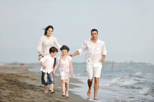Boldog fiatal család érezd jól magad a strandon — Stock Fotó