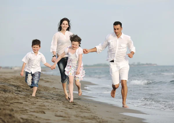 Mutlu genç aile sahilde eğleniyor. — Stok fotoğraf