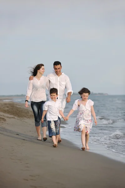 Šťastná mladá rodina bavte se na pláži — Stock fotografie