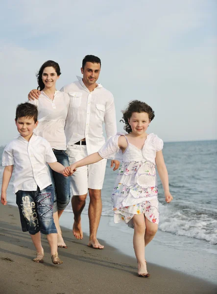 Lycklig ung familj ha kul på stranden — Stockfoto
