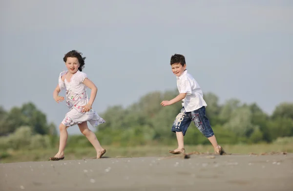 Niños jugando en la playa — Foto de Stock