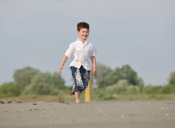 Маленький мальчик бежит по пляжу — стоковое фото