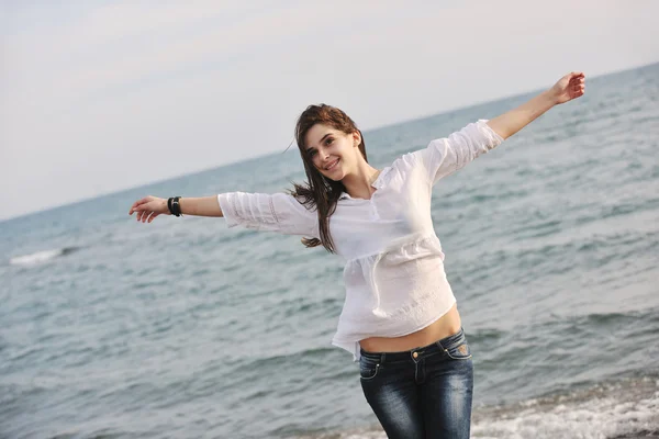 젊은 여성이 해변에서 즐길 수 — 스톡 사진