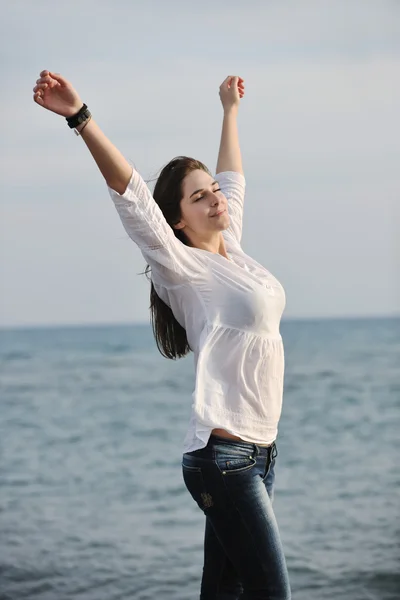 ビーチで若い女性を楽しむ — ストック写真
