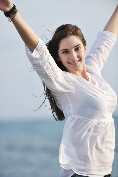 Mujer joven disfrutar en la playa —  Fotos de Stock