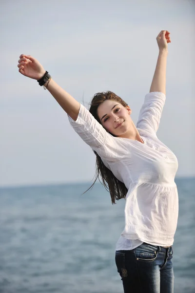 Mujer joven disfrutar en la playa — Foto de Stock