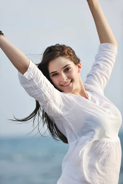 Genç kadın zevk kumsalda — Stok fotoğraf