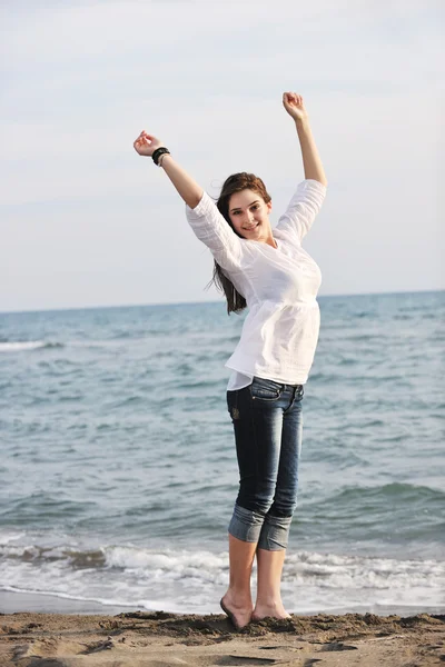 Mladá žena užívat na pláži — Stock fotografie