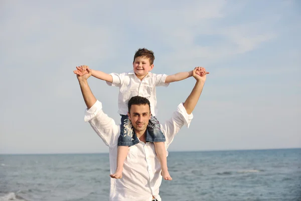 Щасливий батько і син розважаються і насолоджуються часом на пляжі — стокове фото