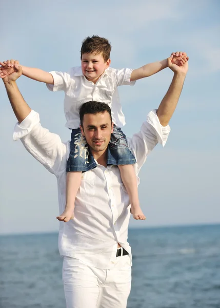 Feliz padre e hijo divertirse y disfrutar del tiempo en la playa —  Fotos de Stock