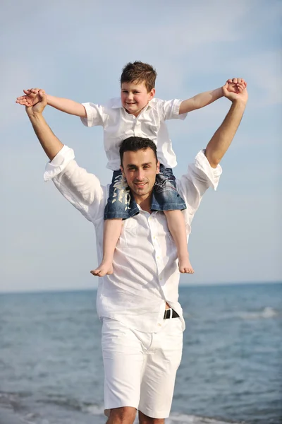 행복 한 아버지와 아들이 재미 있고 해변에서 시간을 즐길 수 — 스톡 사진