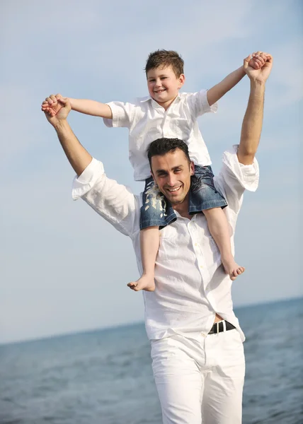 幸せな父と息子楽しい時を過すし、ビーチで時間を楽しむこと — ストック写真