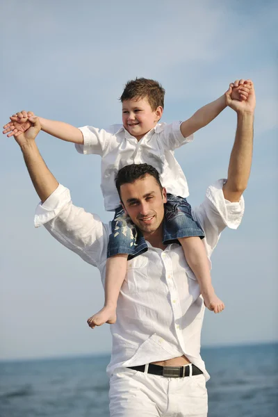 幸せな父と息子楽しい時を過すし、ビーチで時間を楽しむこと — ストック写真