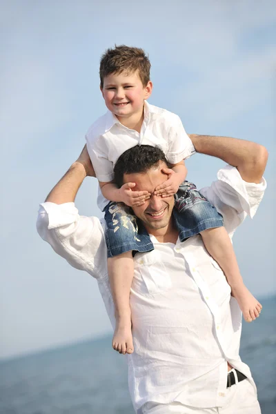 Boldog apa és fia jó szórakozást, és élvezze időt a strandon — Stock Fotó