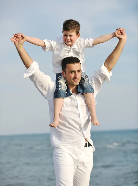 Heureux père et fils amusez-vous et profiter du temps sur la plage — Photo