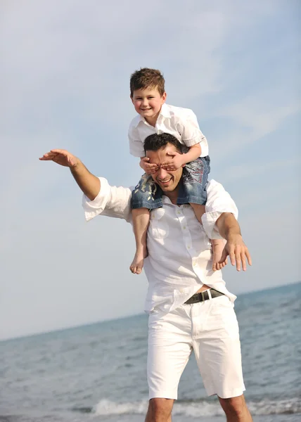 Mutlu baba ve oğul eğlenmek ve zaman plaj keyfini çıkarın. — Stok fotoğraf