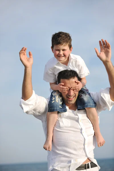 Boldog apa és fia jó szórakozást, és élvezze időt a strandon — Stock Fotó