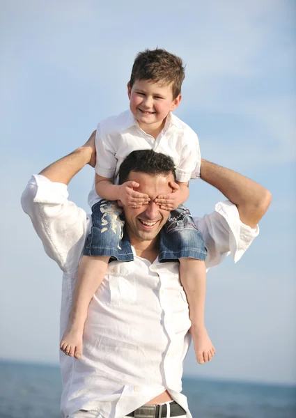 Ευτυχής πατέρας και γιος διασκεδάστε και απολαύσετε το χρόνο στο παραλία — Φωτογραφία Αρχείου