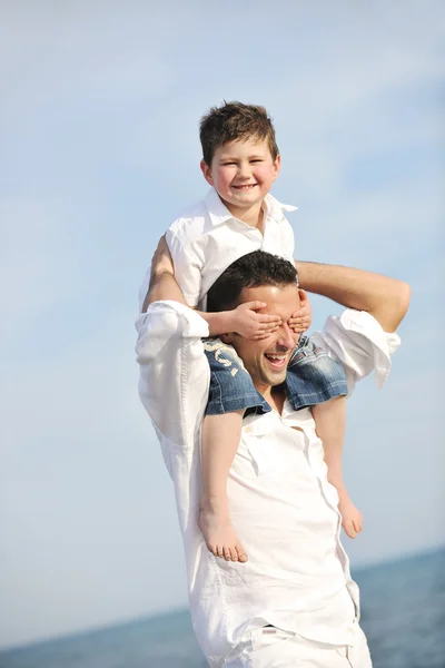 Glücklicher Vater und Sohn haben Spaß und genießen die Zeit am Strand — Stockfoto
