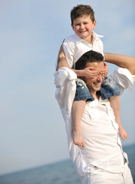 Šťastný otec a syn bavit a užívat si čas na pláži — Stock fotografie