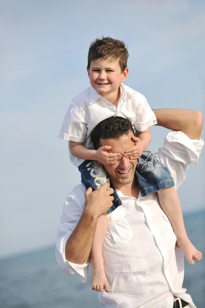 Feliz pai e filho se divertir e desfrutar do tempo na praia — Fotografia de Stock