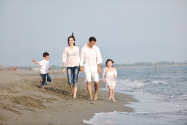 Mutlu genç aile sahilde eğleniyor.