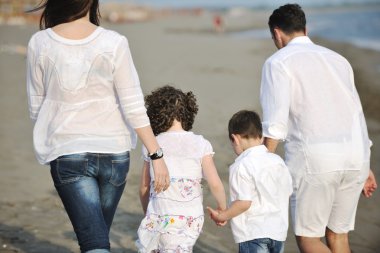 Mutlu genç aile sahilde eğleniyor.