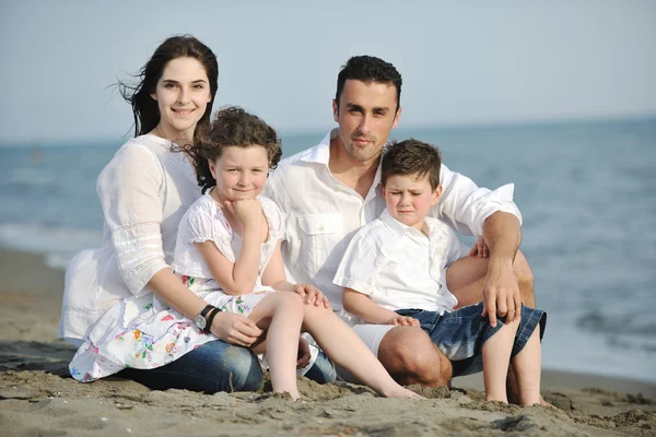 Lycklig ung familj ha kul på stranden — Stockfoto