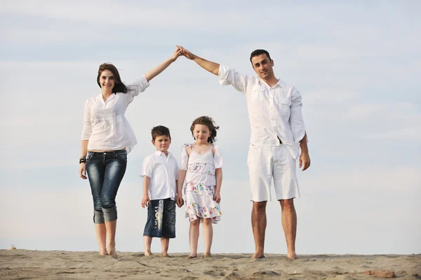 Boldog fiatal család érezd jól magad a strandon — Stock Fotó