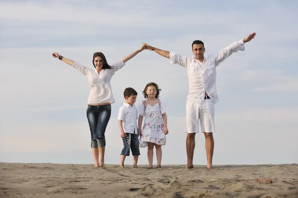 Feliz familia joven divertirse en la playa — Foto de Stock