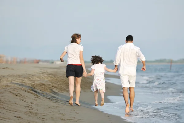 Szczęśliwa młoda rodzina baw się dobrze na plaży — Zdjęcie stockowe