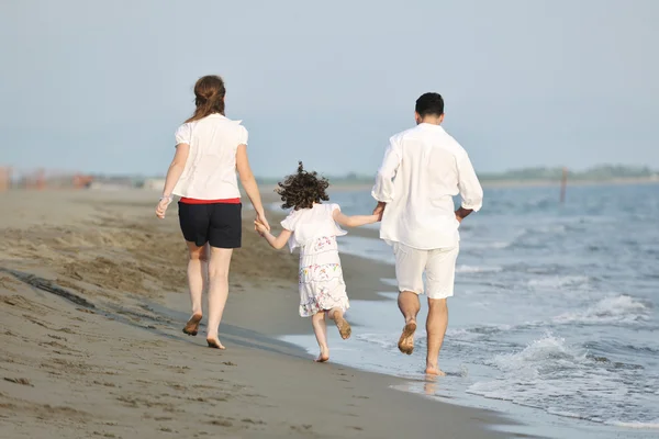 Feliz jovem família se divertir na praia — Fotografia de Stock