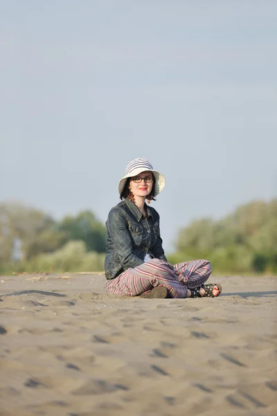 Młoda kobieta korzystać na plaży — Zdjęcie stockowe